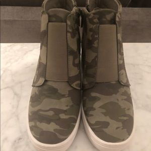 COPY - Wedged camo booties